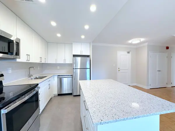 135 Allan ST #504, Oakville, ON L6J 3N4