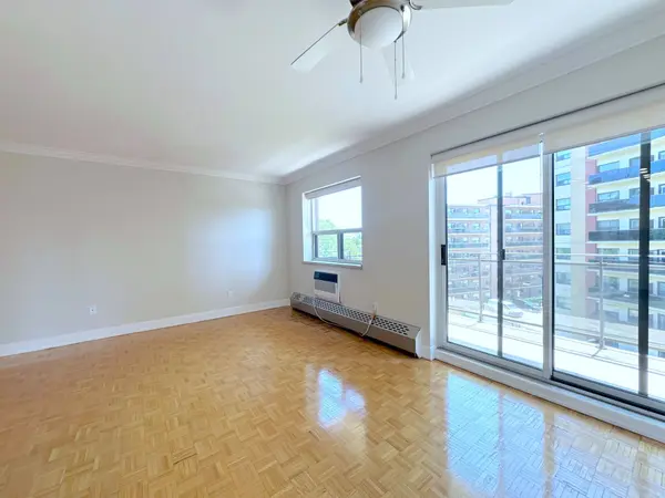 135 Allan ST #504, Oakville, ON L6J 3N4