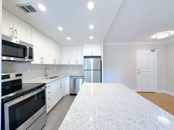 135 Allan ST #504, Oakville, ON L6J 3N4