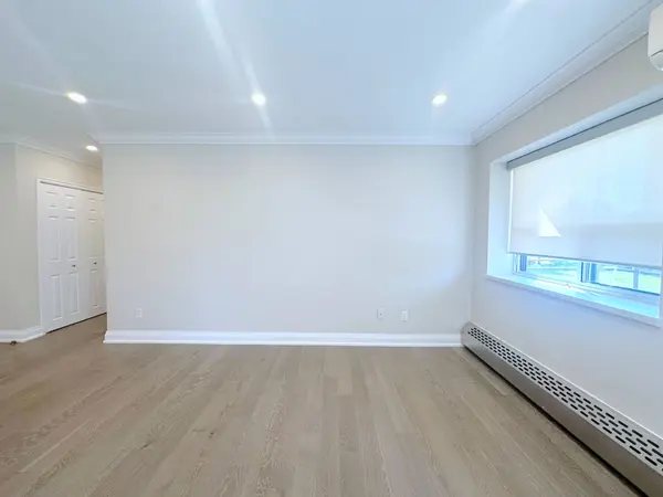 135 Allan ST #204, Oakville, ON L6J 3N4