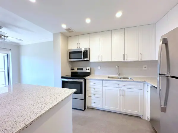 135 Allan ST #504, Oakville, ON L6J 3N4