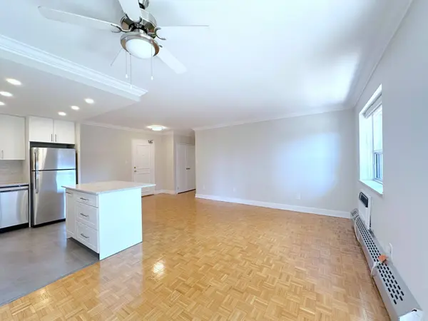 135 Allan ST #504, Oakville, ON L6J 3N4