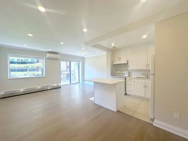 135 Allan ST #204, Oakville, ON L6J 3N4