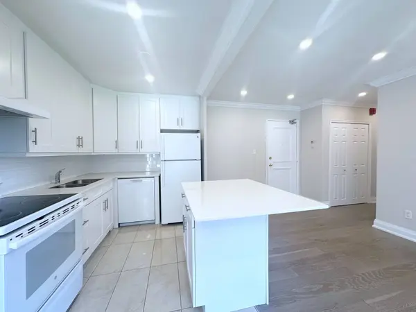 135 Allan ST #204, Oakville, ON L6J 3N4