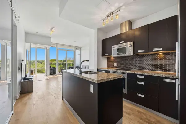 88 Park Lawn RD #303, Toronto W06, ON M8Y 0B5