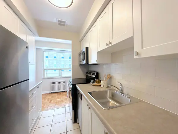 565 Avenue RD #506, Toronto C02, ON M4V 2J9