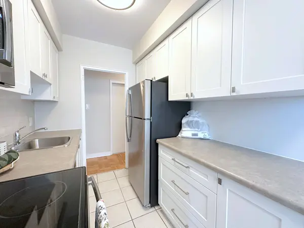 565 Avenue RD #506, Toronto C02, ON M4V 2J9