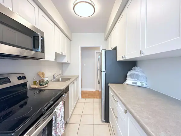 565 Avenue RD #506, Toronto C02, ON M4V 2J9