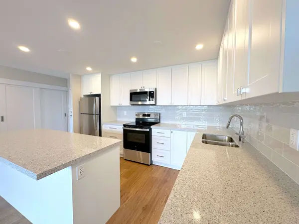165 La Rose AVE #916, Toronto W09, ON M9P 3S9