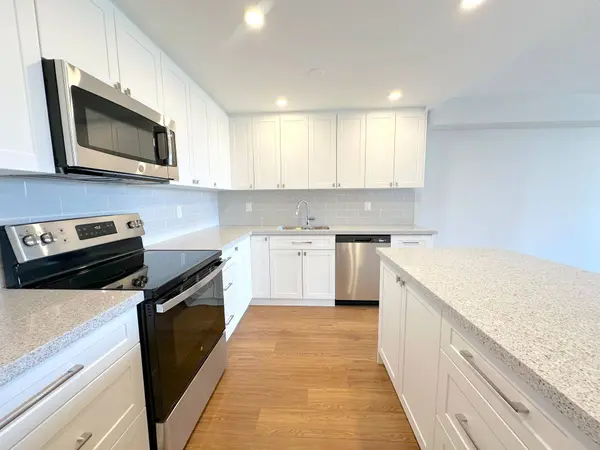 165 La Rose AVE #916, Toronto W09, ON M9P 3S9