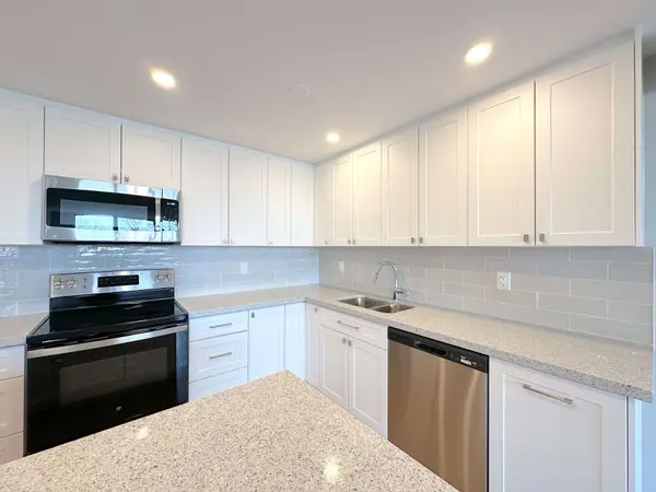 165 La Rose AVE #916, Toronto W09, ON M9P 3S9