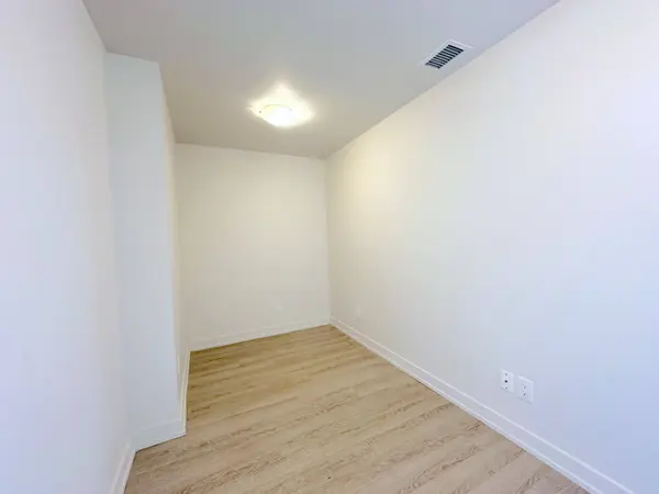 763 Woodbine AVE #605, Toronto E02, ON M4E 2J4
