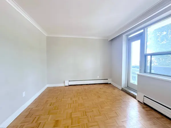 276 St Clair AVE W #104, Toronto C02, ON M4V 1R9