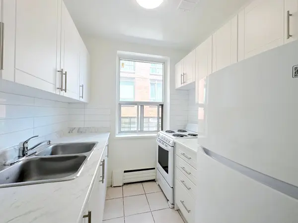 276 St Clair AVE W #104, Toronto C02, ON M4V 1R9