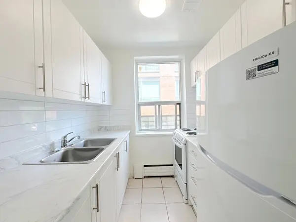 276 St Clair AVE W #104, Toronto C02, ON M4V 1R9