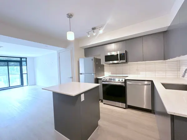 3385 Dundas ST W #303, Toronto W02, ON M6S 2S2