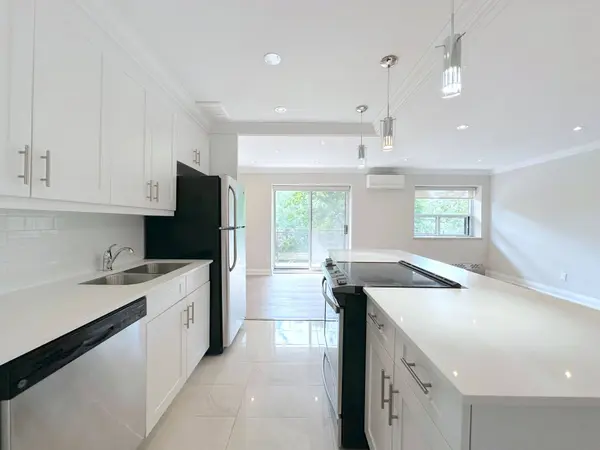 135 Allan ST #310, Oakville, ON L6J 3N4