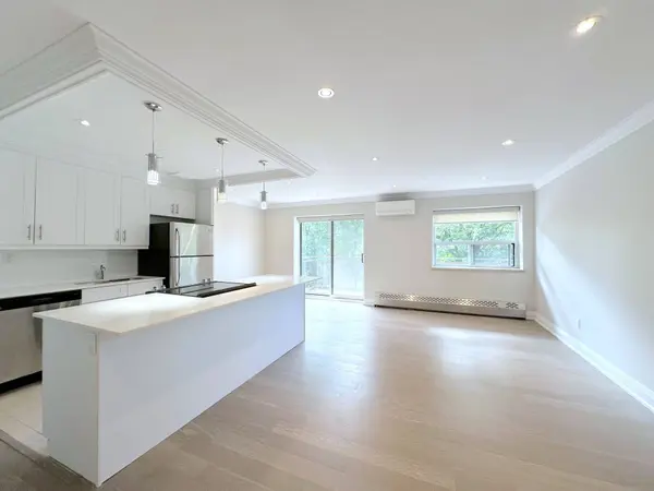 135 Allan ST #310, Oakville, ON L6J 3N4