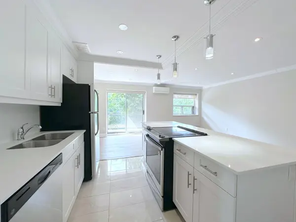 135 Allan ST #310, Oakville, ON L6J 3N4