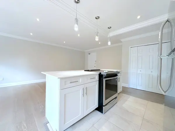 135 Allan ST #310, Oakville, ON L6J 3N4