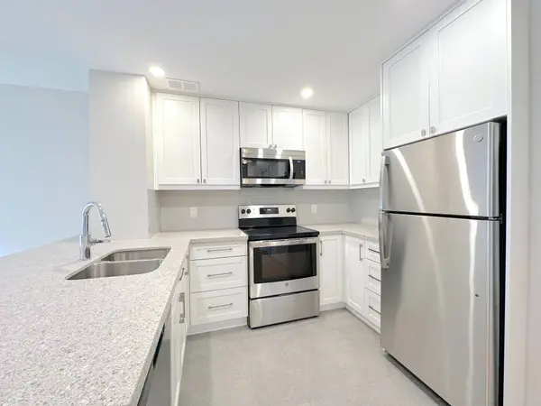 135 Allan ST #306, Oakville, ON L6J 3N4