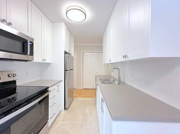 135 Allan ST #109, Oakville, ON L6J 3N4