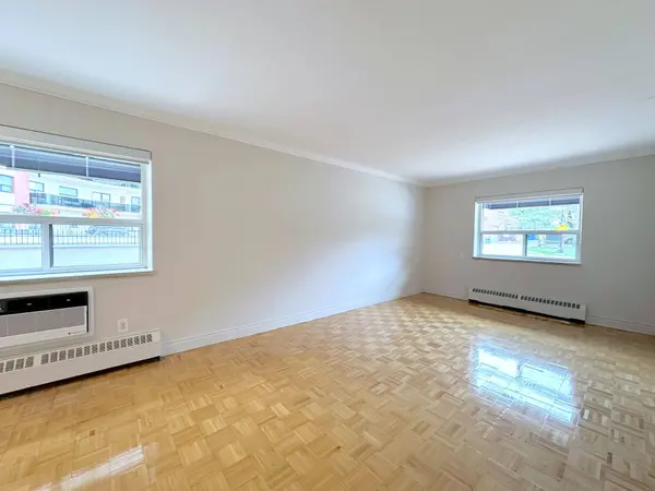 135 Allan ST #109, Oakville, ON L6J 3N4