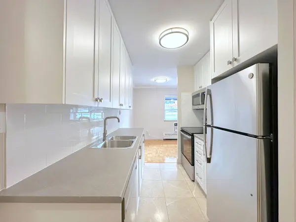 135 Allan ST #109, Oakville, ON L6J 3N4