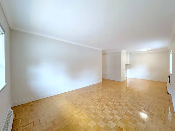 135 Allan ST #109, Oakville, ON L6J 3N4