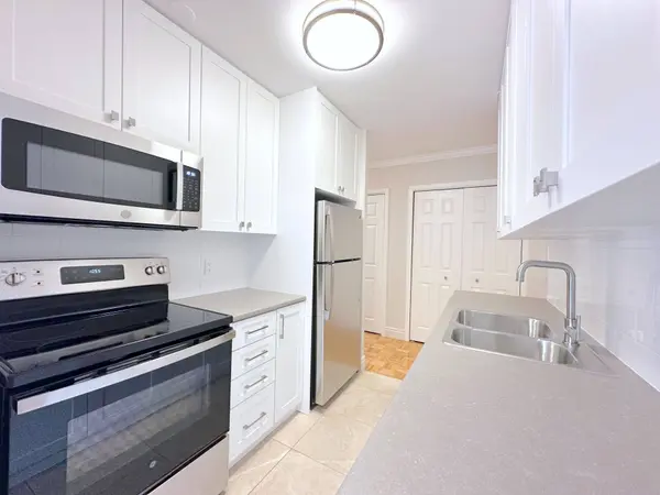 135 Allan ST #109, Oakville, ON L6J 3N4