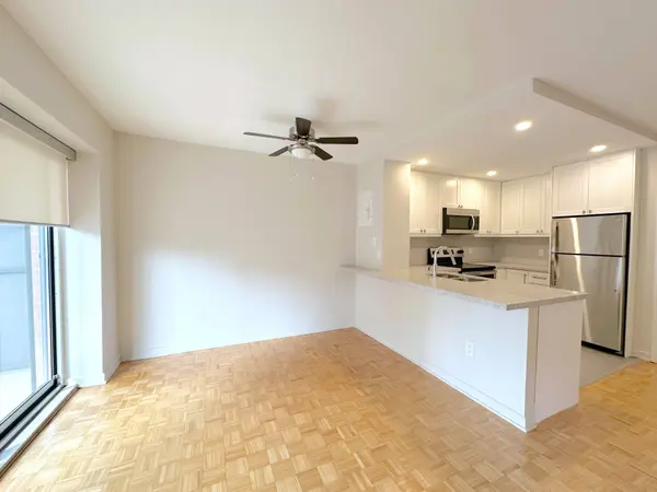 135 Allan ST #306, Oakville, ON L6J 3N4