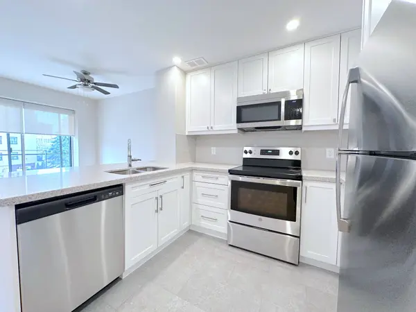 135 Allan ST #306, Oakville, ON L6J 3N4