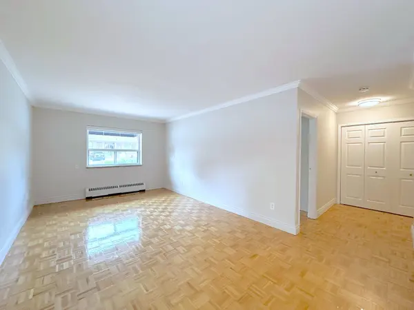 135 Allan ST #109, Oakville, ON L6J 3N4