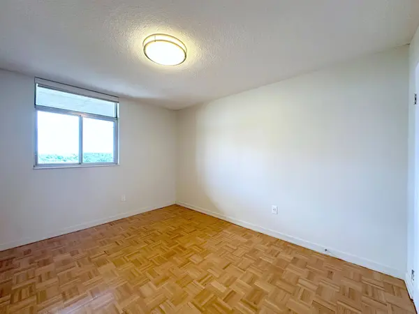 30 Denton AVE #925, Toronto E06, ON M1L 4P2