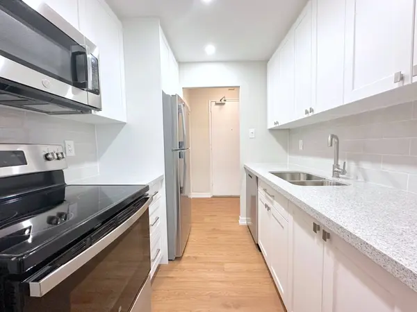 300 St Clair AVE W #506, Toronto C02, ON M4V 1S4