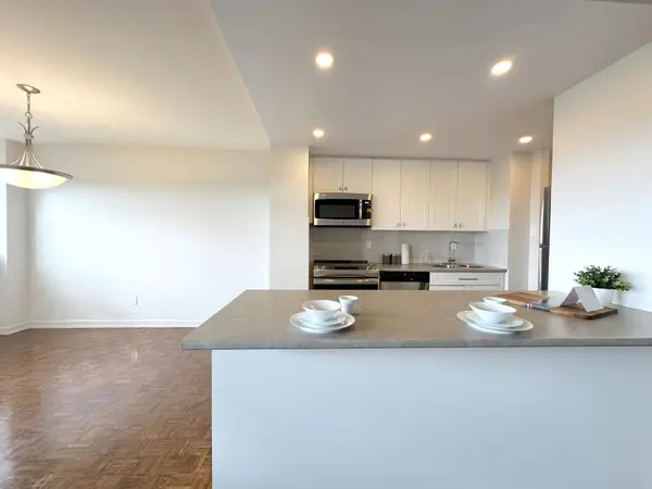 5 Brookbanks DR #1007, Toronto C13, ON M3A 2T1