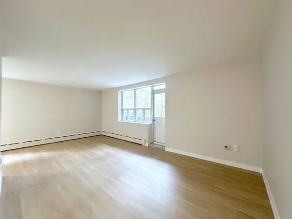 300 St Clair AVE W #204, Toronto C02, ON M4V 1S4