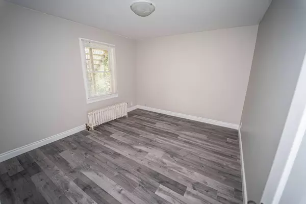 8 BRUCE ST, St. Catharines, ON L2R 5S6