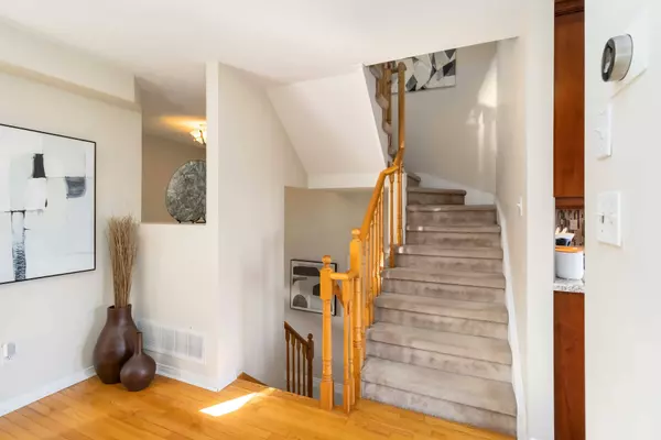 1584 Woodhenge WAY, Mississauga, ON L5N 7T1