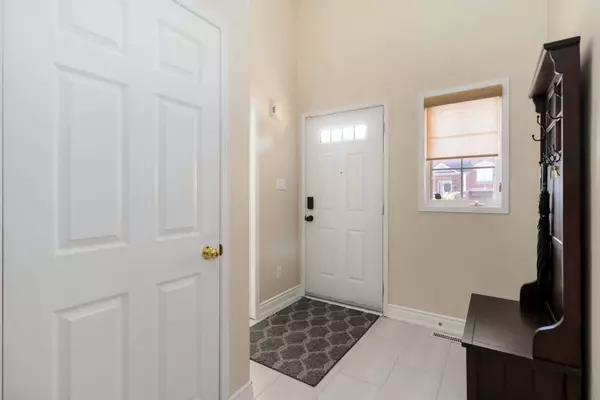 1584 Woodhenge WAY, Mississauga, ON L5N 7T1