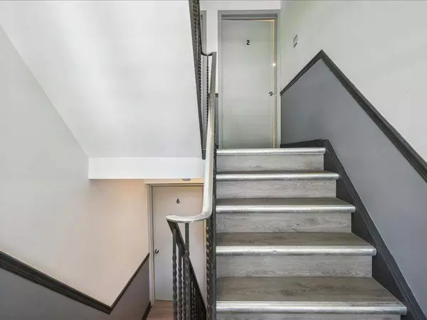 18 Thirty Third ST, Toronto W06, ON M8W 3G9