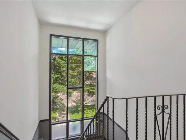 18 Thirty Third ST, Toronto W06, ON M8W 3G9