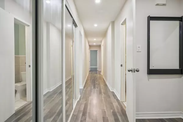 18 Thirty Third ST #1, Toronto W06, ON M8W 3G9