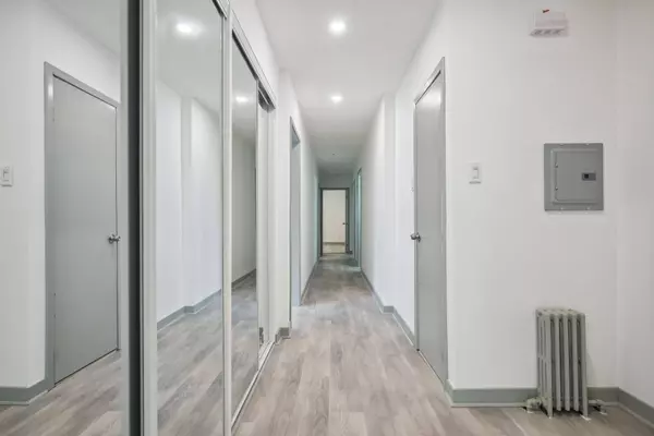 18 Thirty Third ST #3, Toronto W06, ON M8W 3G9