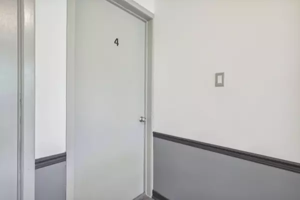 18 Thirty Third ST #4, Toronto W06, ON M8W 3G9