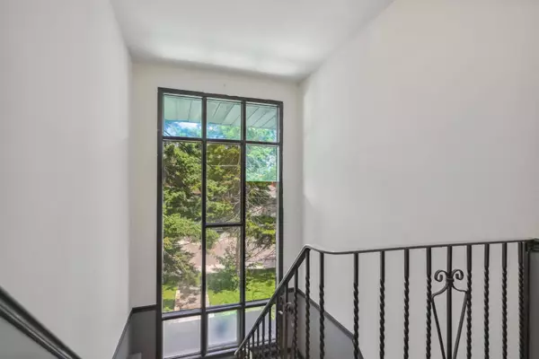 18 Thirty Third ST #4, Toronto W06, ON M8W 3G9