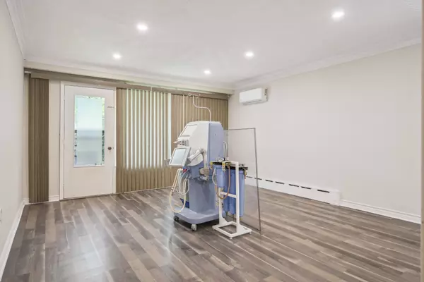 18 Thirty Third ST #1, Toronto W06, ON M8W 3G9