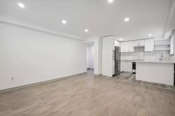 18 Thirty Third ST #5, Toronto W06, ON M8W 3G9