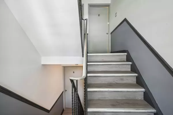 18 Thirty Third ST #2, Toronto W06, ON M8W 3G9