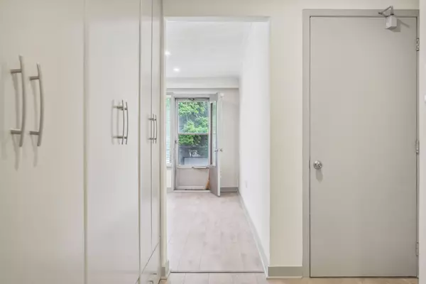 18 Thirty Third ST #2, Toronto W06, ON M8W 3G9